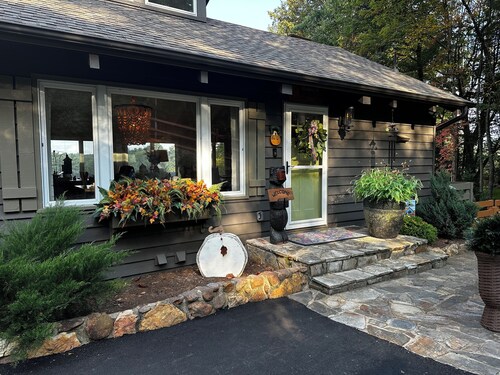 Cozy and Quiet Four Bedroom Cottage on a Golf Course in Glade Valley, NC.