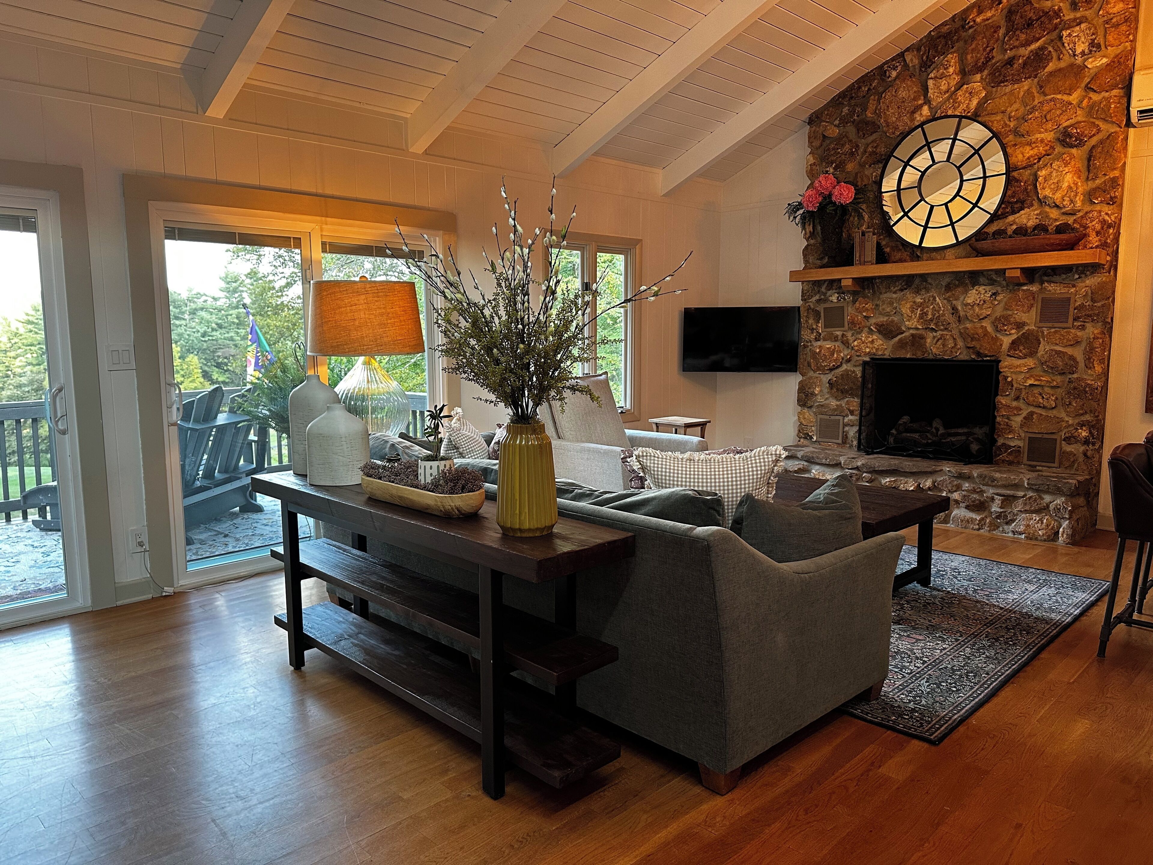 Smart TV, fireplace, computer monitors