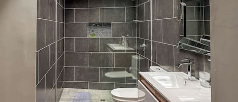 Dusche, Haartrockner, HandtĂŒcher, Seife