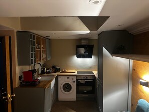 冷蔵庫、電子レンジ、オーブン、コンロ