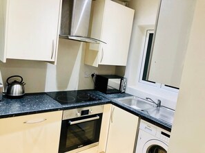 Fridge, microwave, oven, stovetop - Small 3 Bed Flat near Heathrow (Staines)