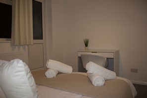 2 habitaciones, tabla de planchar con plancha, wifi y ropa de cama