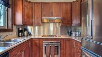 Micro-ondes, lave-vaisselle, cafetiĂšre/bouilloire, blender