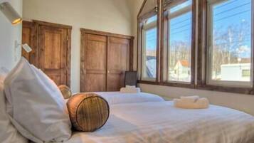 4 bedrooms, in-room safe, WiFi, bed sheets