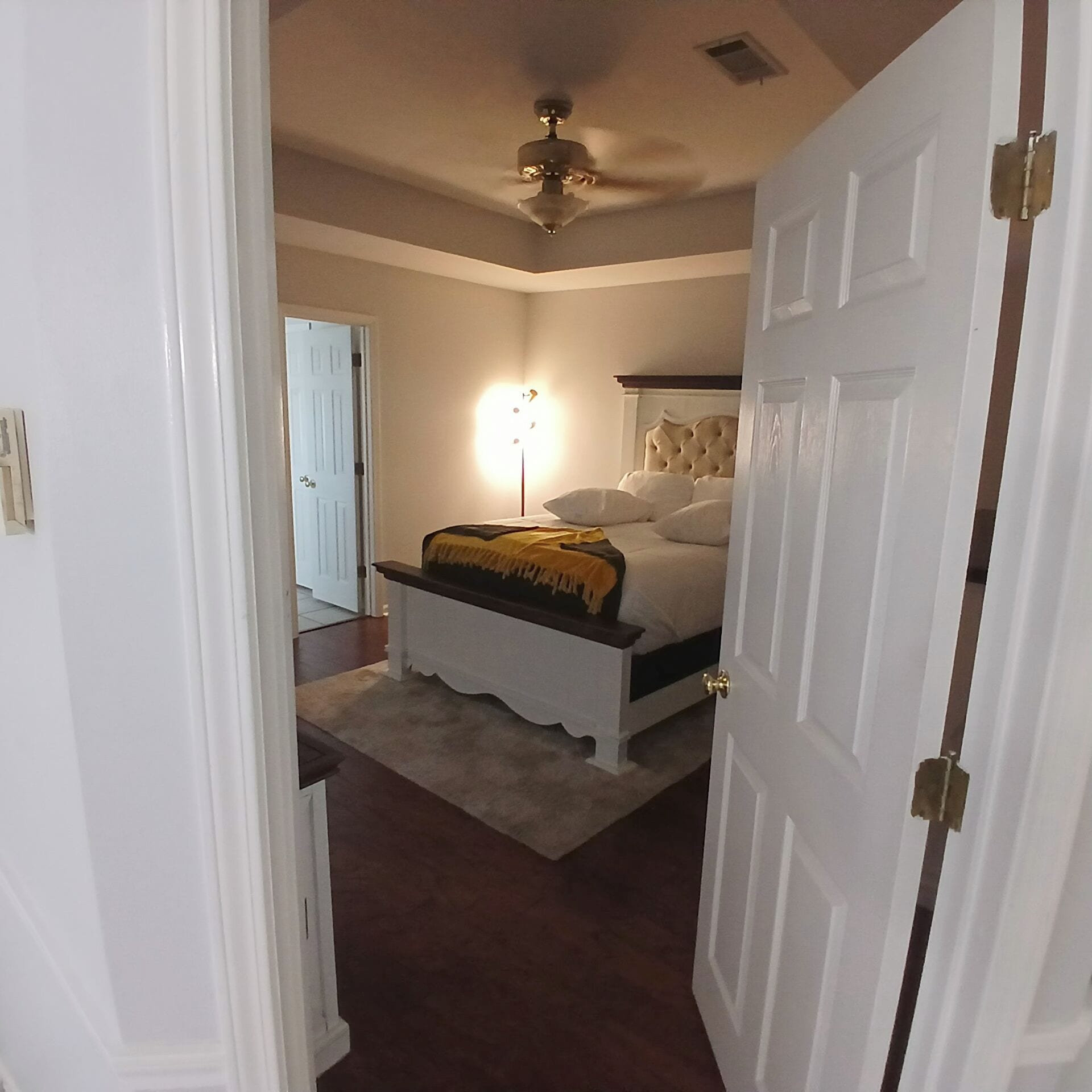 3 多间卧室、熨斗/熨衣板、上网接入、床单