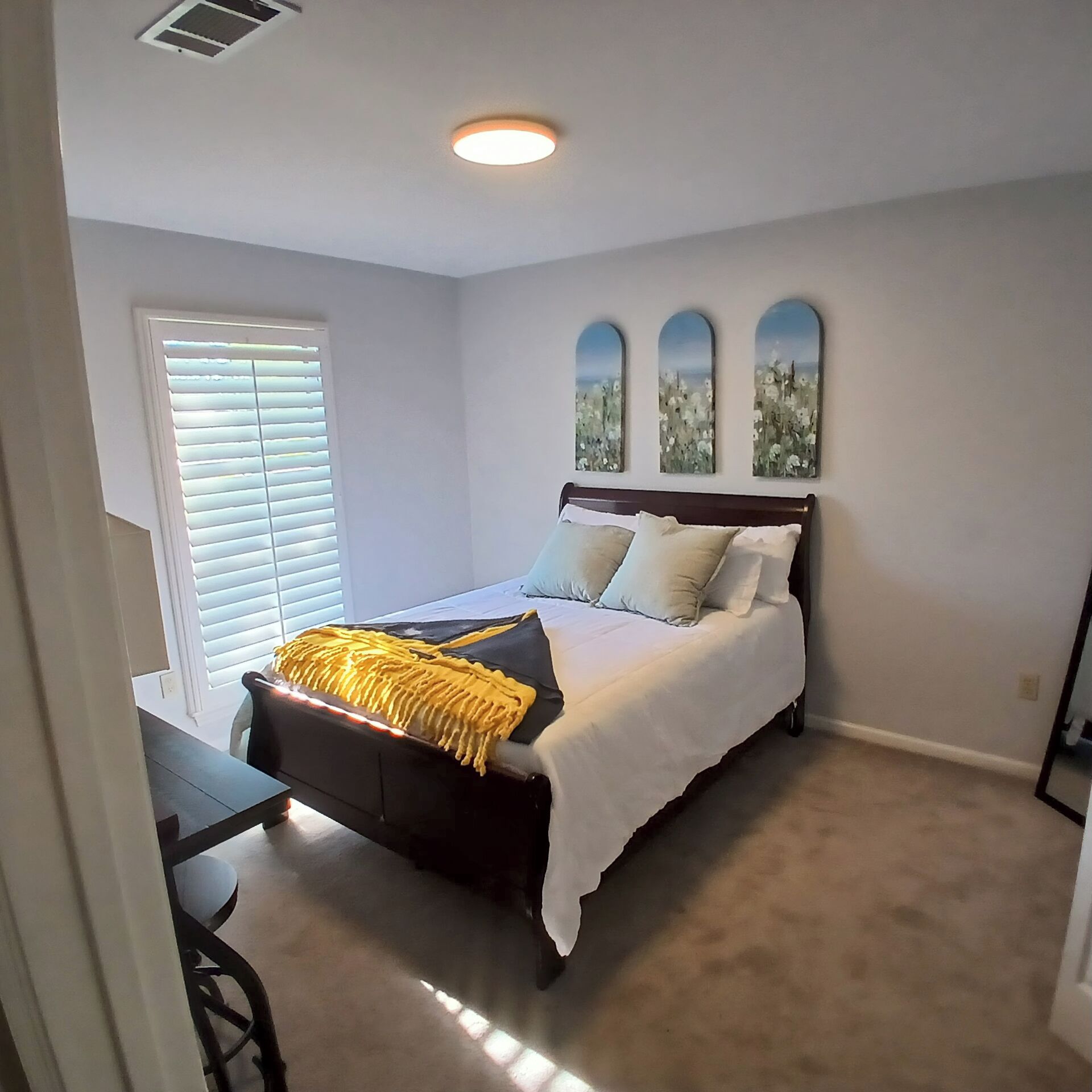 3 habitaciones, tabla de planchar con plancha, internet y ropa de cama 