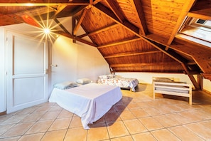 3 bedrooms, free WiFi, bed sheets, wheelchair access