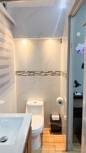 Een bidet, handdoeken, zeep, toiletpapier