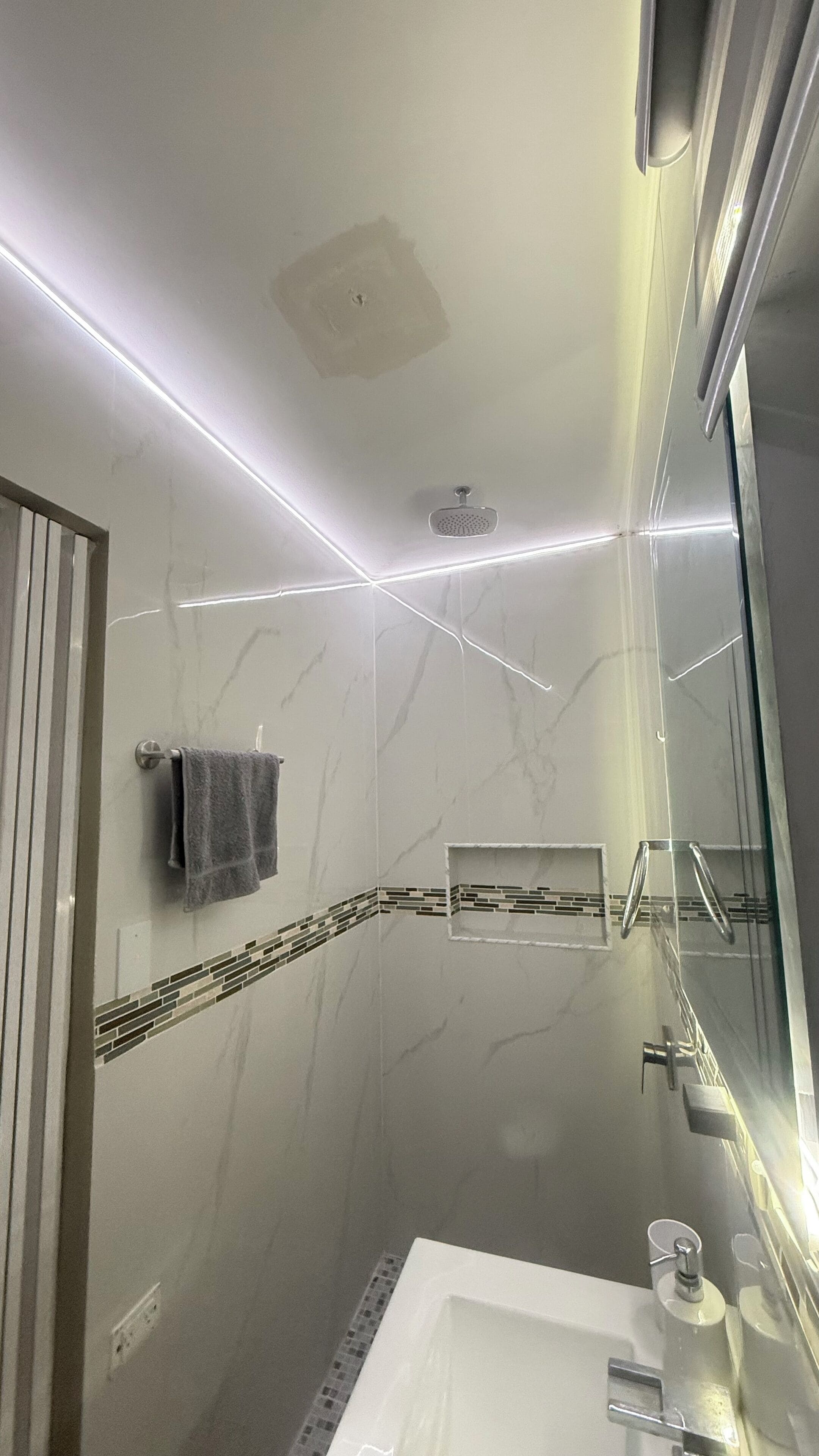 Bidet, toallas, jabón, papel de baño 