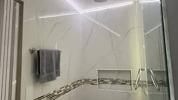 Bidet, toallas, jabón, papel de baño