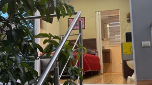Un interior moderno con una escalera que lleva a un dormitorio.