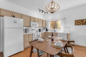 Fridge, microwave, oven, stovetop - Cozy Condo in Beautiful Fountain Hills (Fountain Hills)