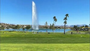 A park with a fountain, a lake, and palm trees. - Cozy Condo in Beautiful Fountain Hills (Fountain Hills)