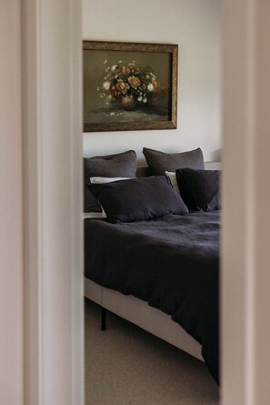 3 bedrooms, iron/ironing board, WiFi, bed sheets - Wallaringa Farm: Luxury Australian Country Escape (Wallaringa)