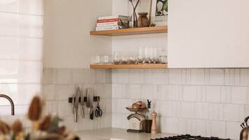 Fridge, oven, stovetop, dishwasher