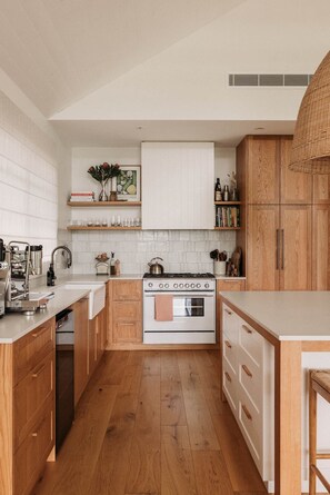 Frigorífico, horno, placa de cocina y lavavajillas