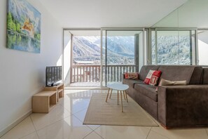 Living room - Riverside Apartment Mont Blanc View, Chamonix, France (Chamonix)