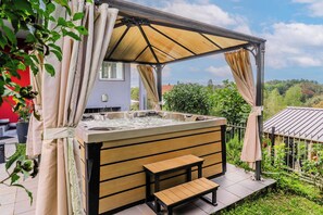 Outdoor spa tub - Riverside House with Pool and Hot Tub, Karlovac, Croatia (Karlovac)