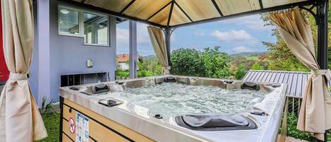 Outdoor spa tub