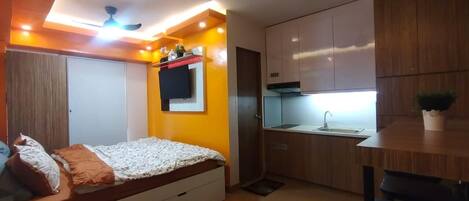 Een strijkplank/strijkijzer, wifi, beddengoed