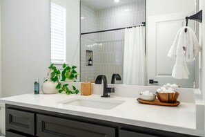Hair dryer - Expertly Designed Home w/ Fire Pit + Telescope (Fort Worth)
