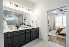 4 bedrooms, iron/ironing board, WiFi