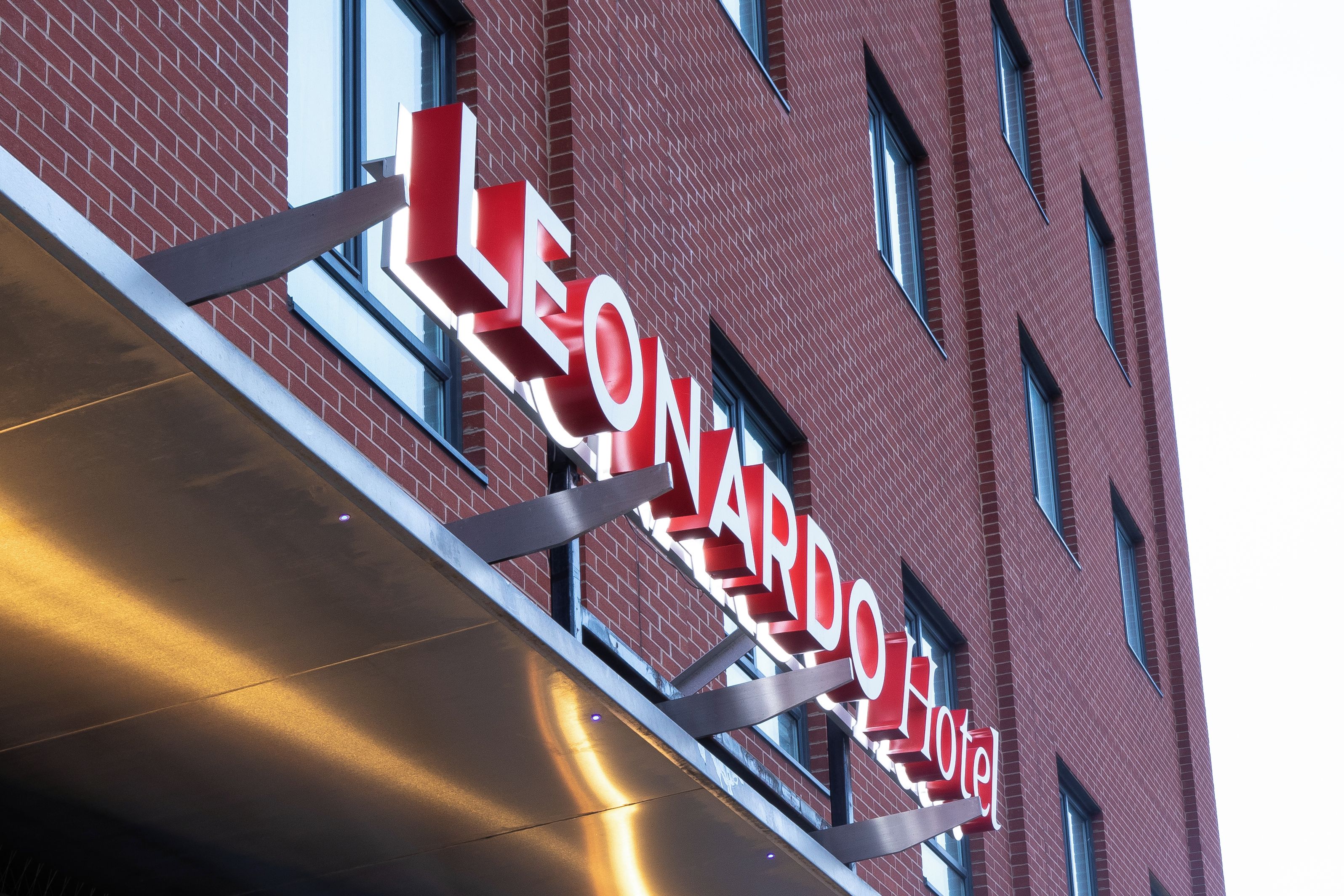 A hotel sign with the name 'LEONARD' prominently displayed.