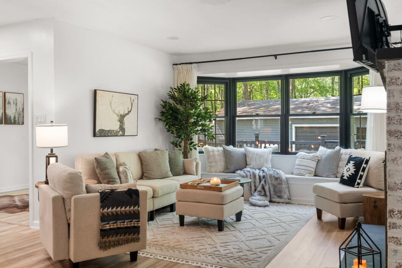 TV, lareira, mesa de pingue-pongue