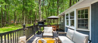 Designer Retreat: Lake Access, Fire Pit, Game Room