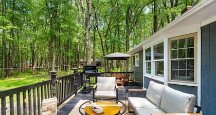 Designer Retreat: Lake Access, Fire Pit, Game Room