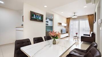 City appartement, uitzicht op stad | Een laptopwerkplek, verduisterende gordijnen, geluiddichte muren