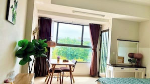 Deluxe Apart Daire, 1 En Büyük (King) Boy Yatak, Şehir Manzaralı | Anti alerjik yatak takımı, dizüstü bilgisayar çalışma alanı