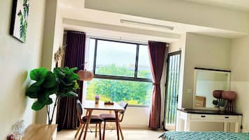 Deluxe-huoneisto, 1 suuri parisänky, kaupunkinäköala | Allergiatestatut vuodevaatteet