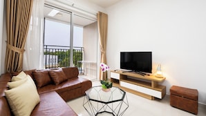 Deluxe Apart Daire, 2 Yatak Odası, Havuz Kullanımı, Şehir Manzaralı | Oturma alanı | Kablolu TV kanalları bulunan 45 inç LCD televizyon