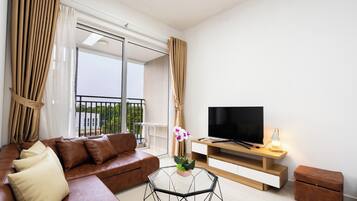 Deluxe appartement, airconditioning, uitzicht op stad | Woonruimte | Een 45-inch lcd-televisie met kabelzenders