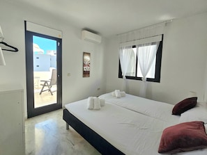 4 bedrooms, travel crib, internet, bed sheets