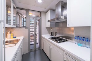 Superior Apartment, 3 Bedrooms, Balcony, City View | Private kitchen