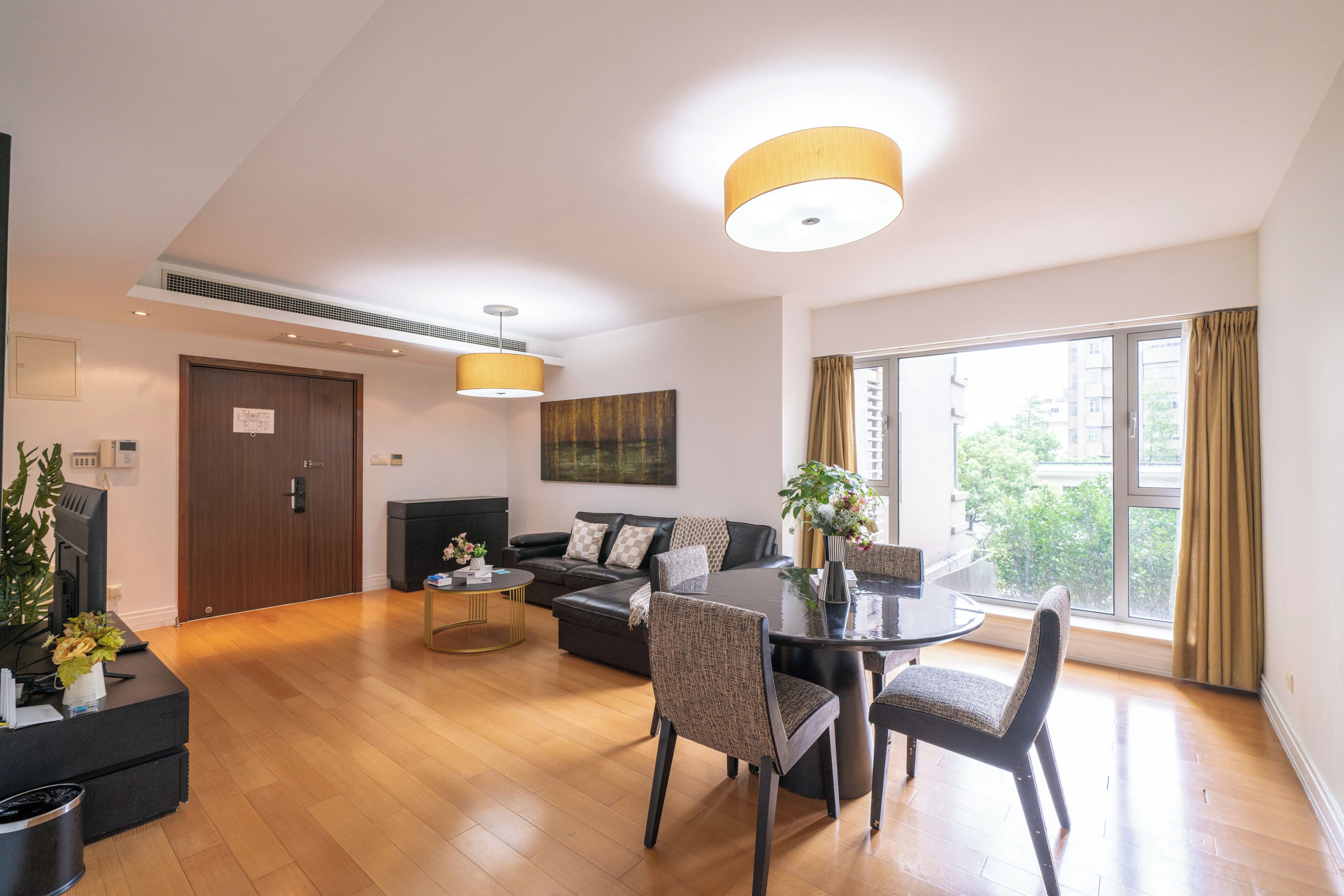 Căn hộ Superior, 3 phòng ngủ, ban công, quang cảnh thành phố | Phòng khách | Smart TV 