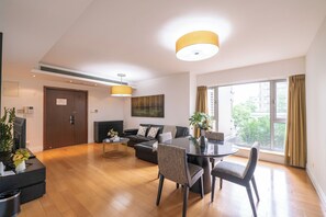 Superior Apartment, 3 Bedrooms, Balcony, City View | Living room | Smart TV