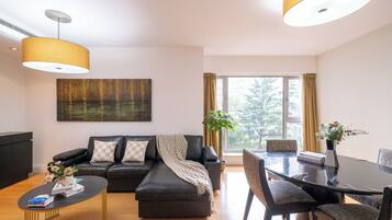 Apartamento superior, 3 quartos, sacada, vista para a cidade | Sala de estar | Smart TV