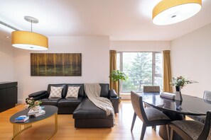 Superior-íbúð - 3 svefnherbergi - svalir - borgarsýn | Stofa | Snjallsjónvarp
