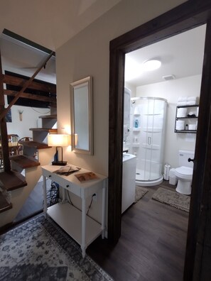 Douche, sèche-cheveux, serviettes fournies, savon