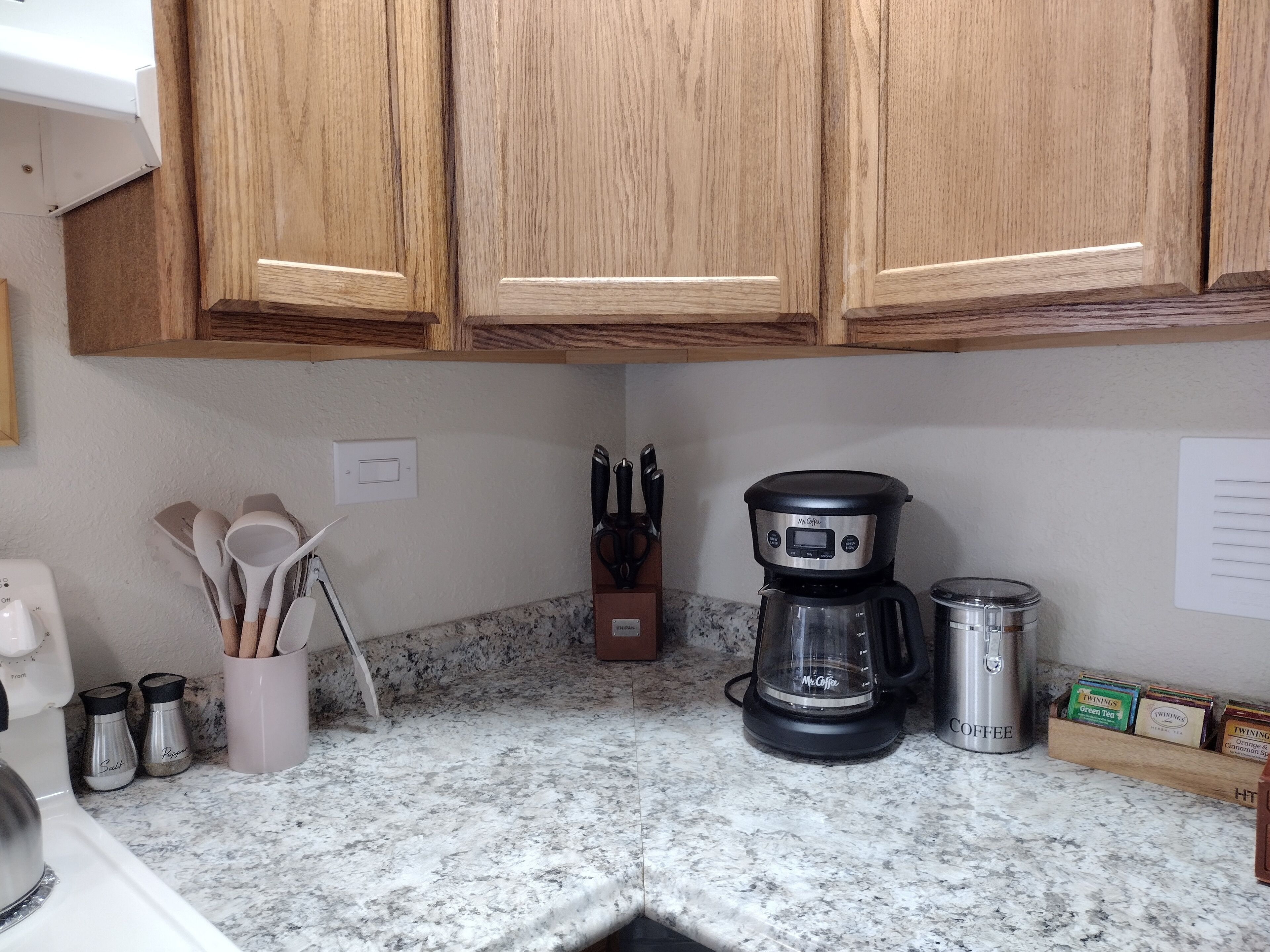 Cafetière/bouilloire, réfrigérateur, micro-ondes, four
