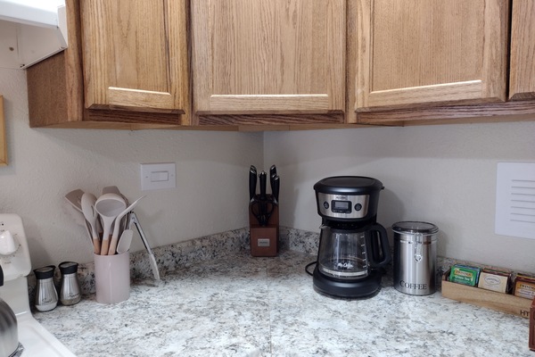 Cafetière/bouilloire, réfrigérateur, micro-ondes, four