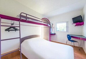A bunk bed with a desk and chair, a television, and a window. - Hotel K1 (Grammetal)