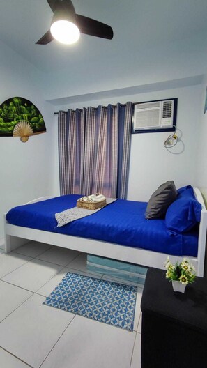 Tabla de planchar con plancha, wifi y ropa de cama 