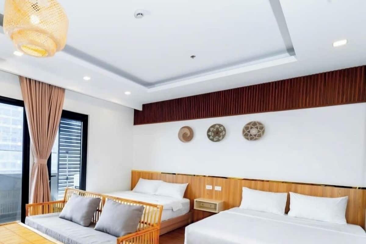 Studio, balcon, vue plage | Ameublement personnalisé, bureau