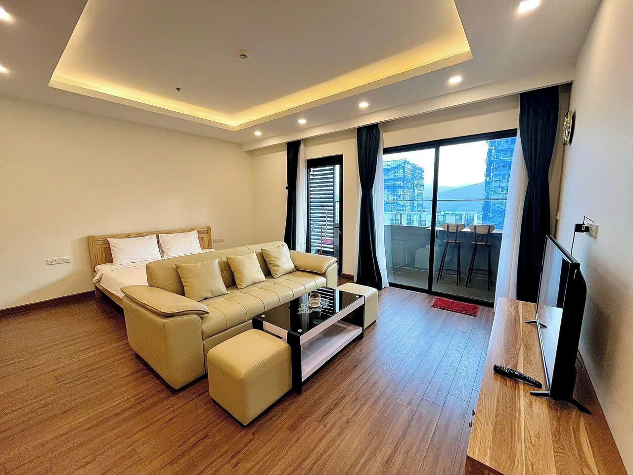 Estudio básico, 1 cama King size, balcón, vista a la playa | Ropa de cama de alta calidad, muebles diferentes y escritorio 