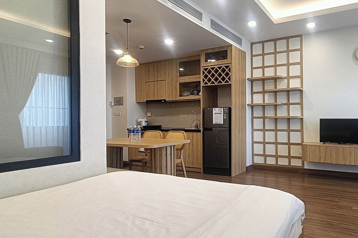 Muebles diferentes, escritorio y espacio para trabajar con laptop