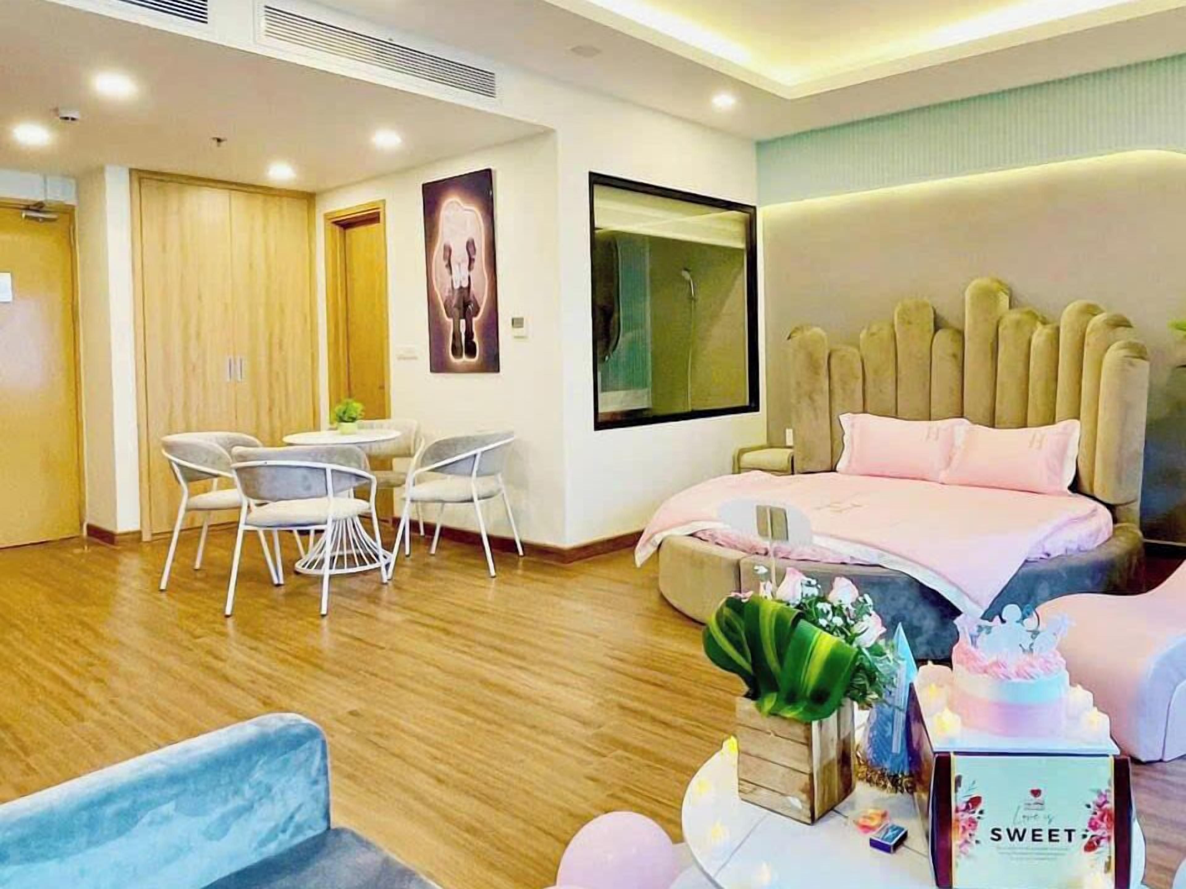 Ropa de cama de alta calidad, muebles diferentes y escritorio 